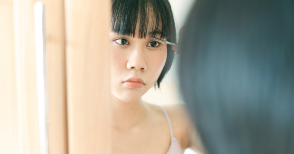 DIY: How To Style Curtain Bangs Haircuts At Home